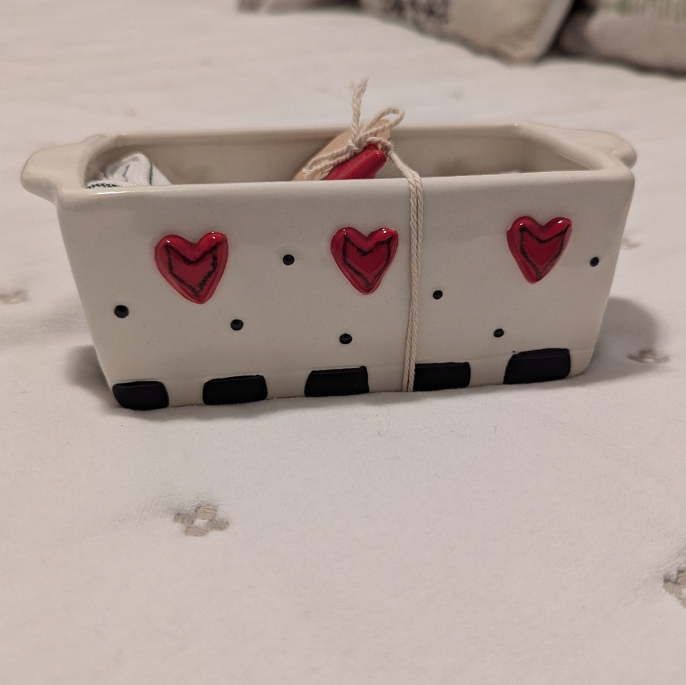 Heart mini loaf pan with tea towel
